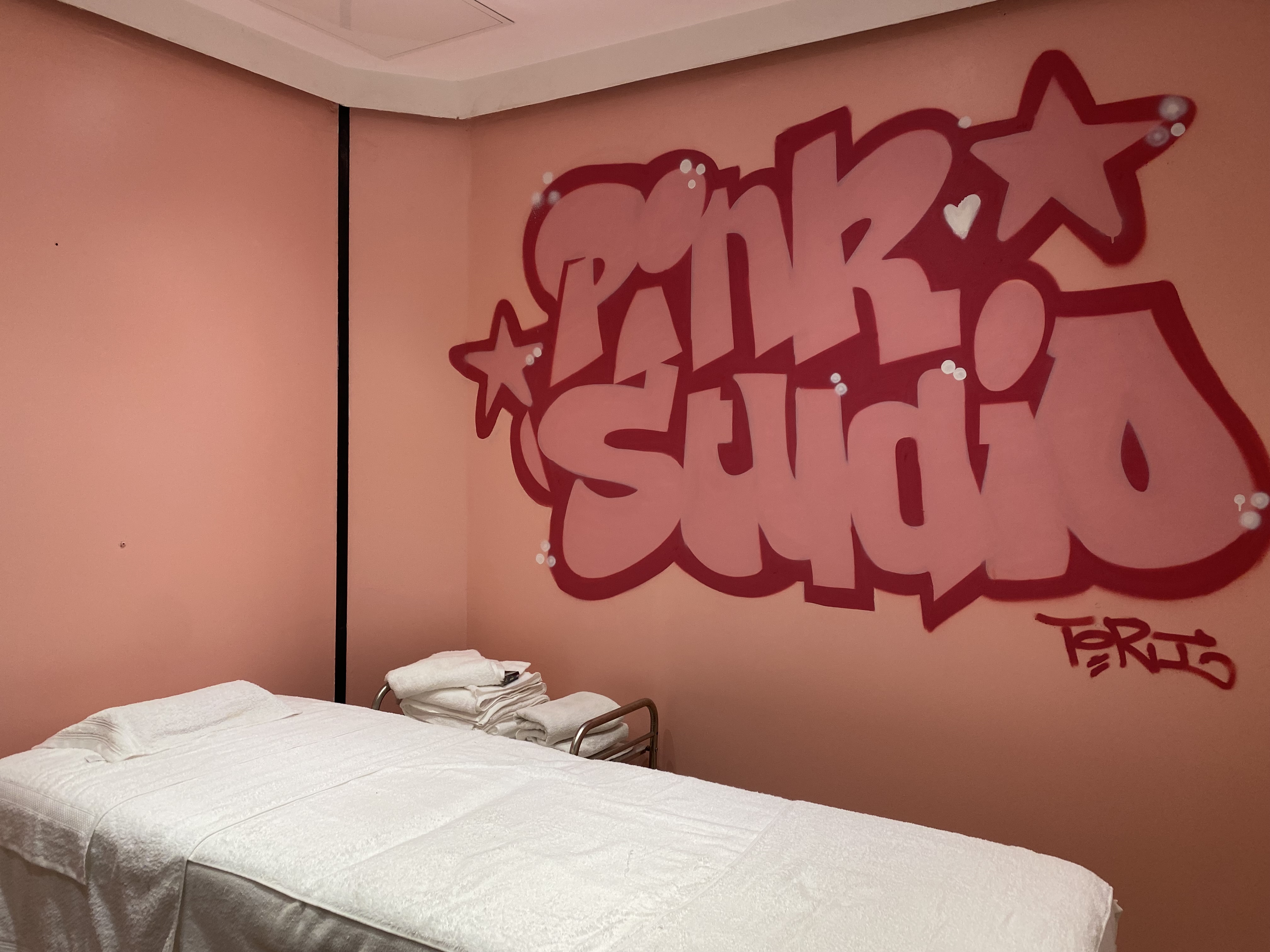 Cabine de soin rose de Pink Studio 63 avec table préparée