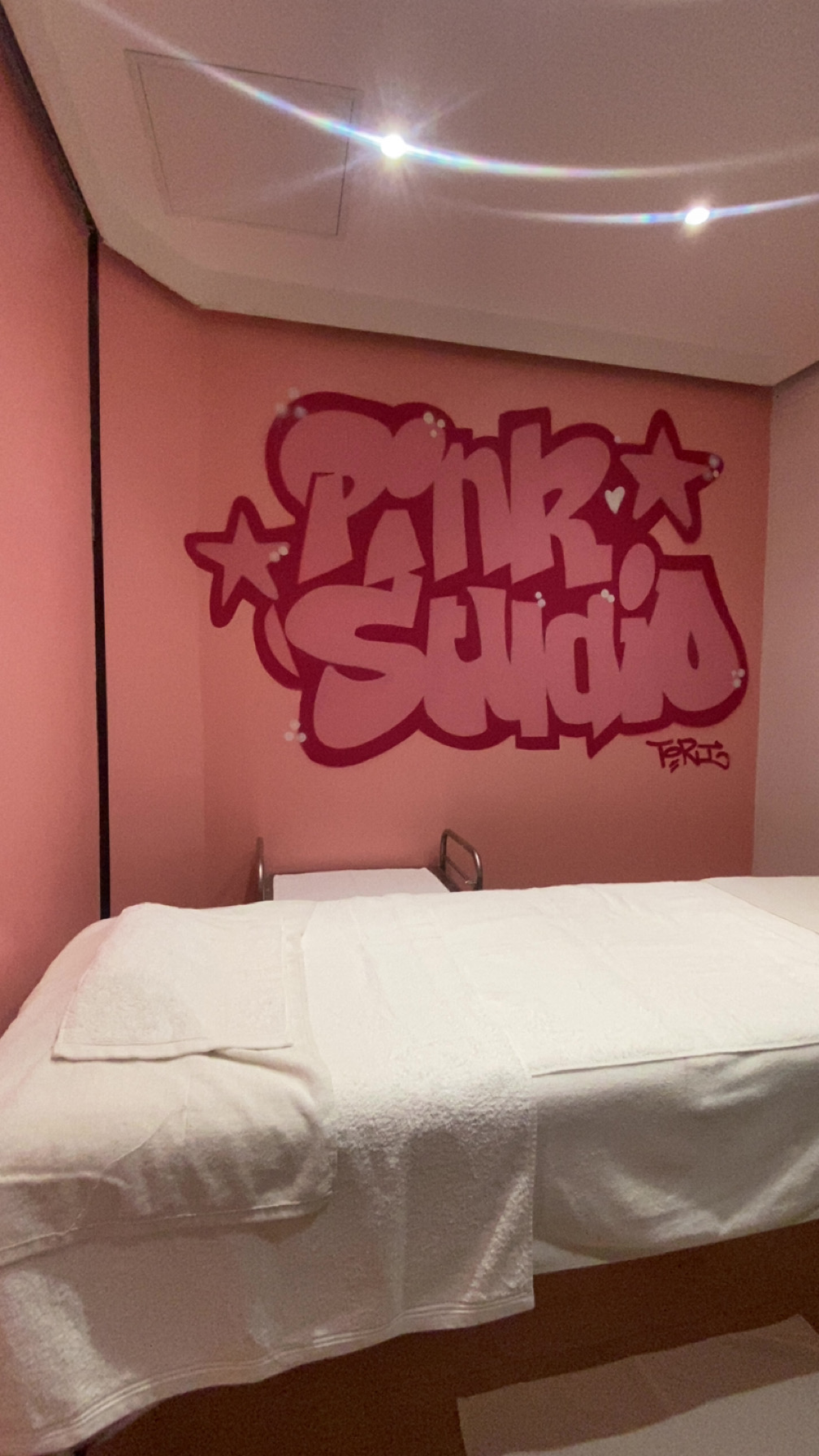Table de soin préparée dans la cabine Pink Studio 63